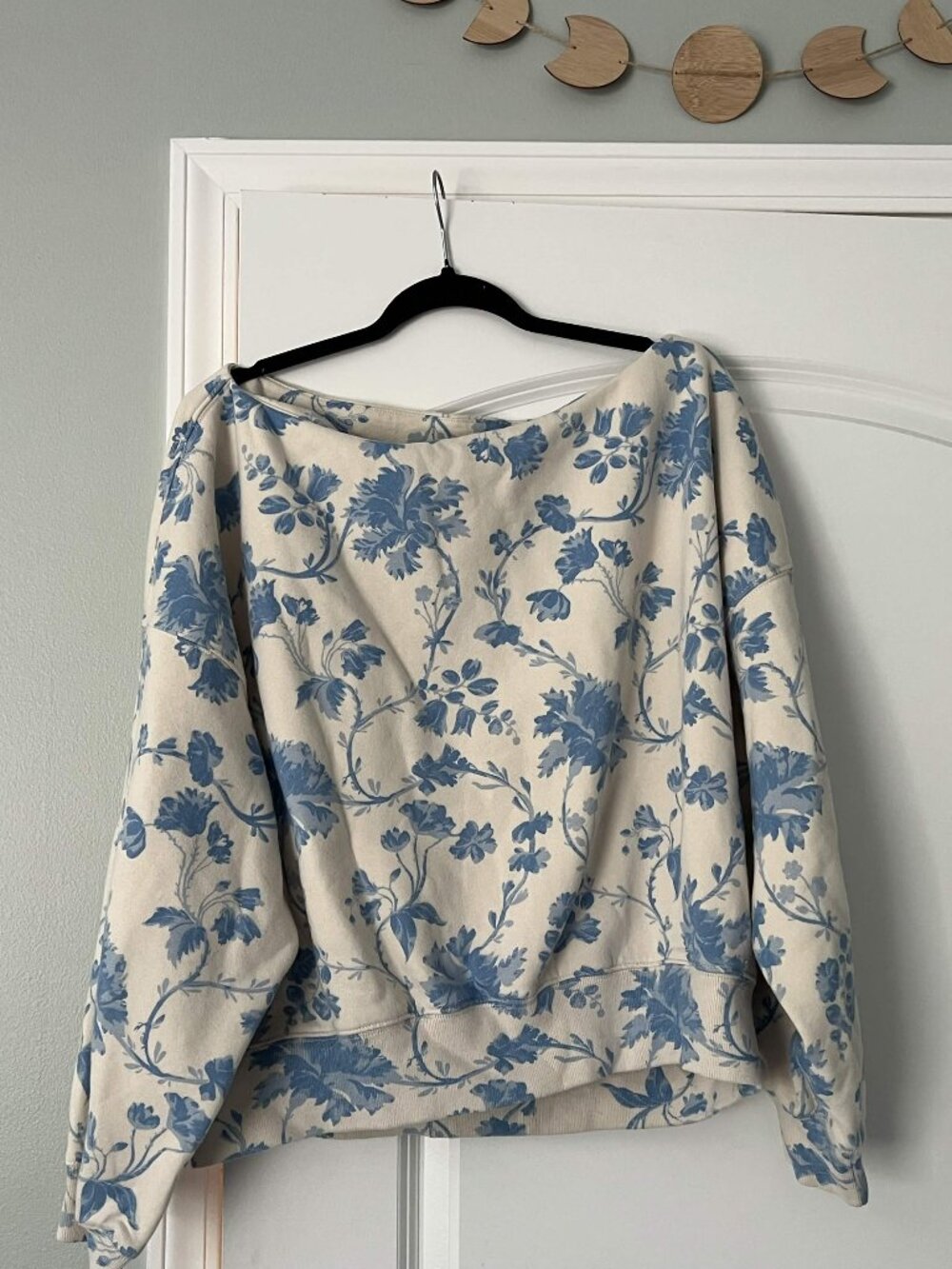 Like New Abercrombie and Fitch Blue Floral Off the Shoulder Sweatshirt - Size XL